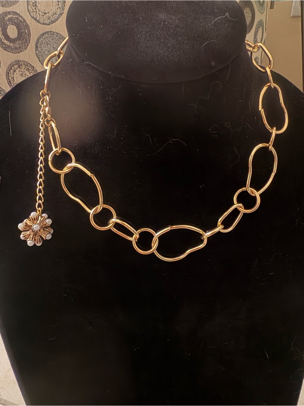 NWOT Think: “THAT GIRLon a DATE!”  Gold necklace with asteroid closure